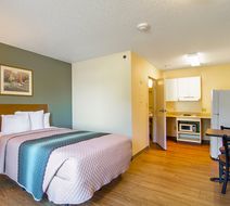 HomeTowne Studios Chicago - Waukegan Room