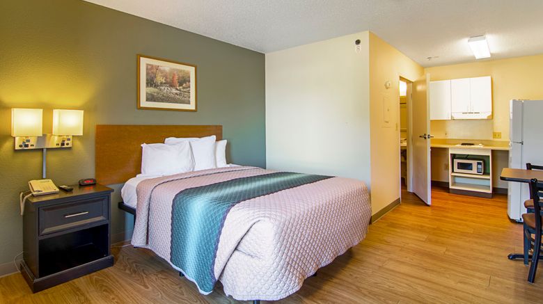 <b>HomeTowne Studios Chicago - Waukegan Room</b>. Images powered by <a href="https://www.leonardoworldwide.com/" title="Leonardo Worldwide" target="_blank">Leonardo</a>.