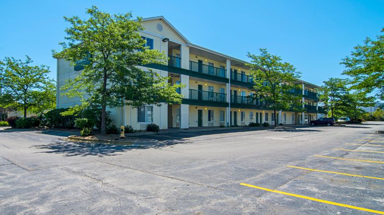 HomeTowne Studios Chicago - Waukegan Exterior. Images powered by <a href="https://www.leonardoworldwide.com" target="_blank" rel="noopener">Leonardo</a>.