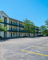 HomeTowne Studios Chicago - Waukegan