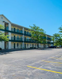HomeTowne Studios Chicago - Waukegan