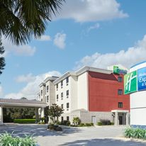 Holiday Inn Express Hotel & Suites