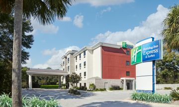 Holiday Inn Express Hotel & Suites