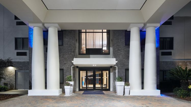 Holiday Inn Express Hotel & Suites Exterior