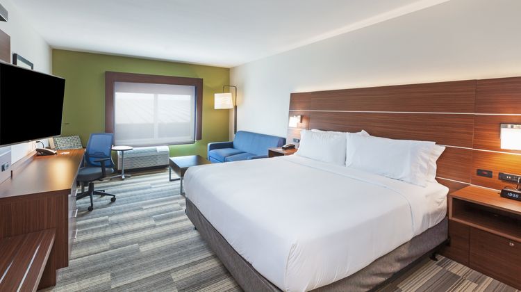 Holiday Inn Express & Suites Tulsa South Suite
