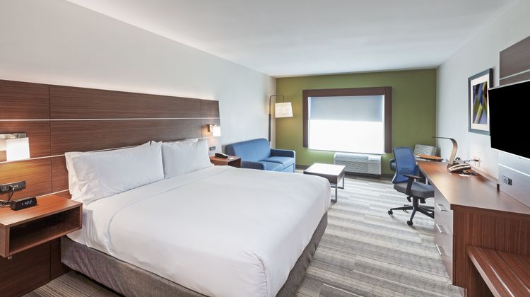 Holiday Inn Express & Suites Tulsa South Suite