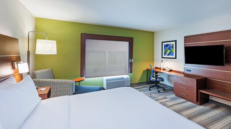 Holiday Inn Express & Suites Tulsa South Room