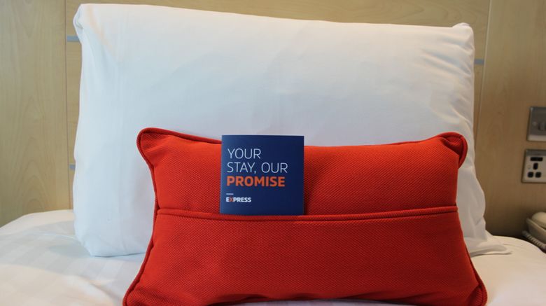 <b>Holiday Inn Express Cardiff Airport Room</b>. Images powered by <a href="https://www.leonardoworldwide.com/" title="Leonardo Worldwide" target="_blank">Leonardo</a>.