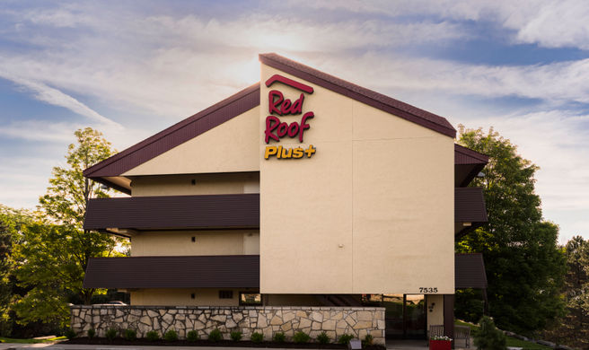 Red Roof Plus Chicago - Willowbrook Exterior