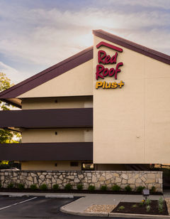 Red Roof Plus Chicago - Willowbrook