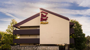 Red Roof Plus Chicago - Willowbrook
