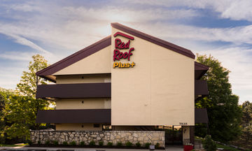 Red Roof Plus Chicago - Willowbrook