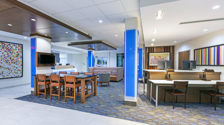 Holiday Inn Express/Stes Tulsa NE Owasso Lobby