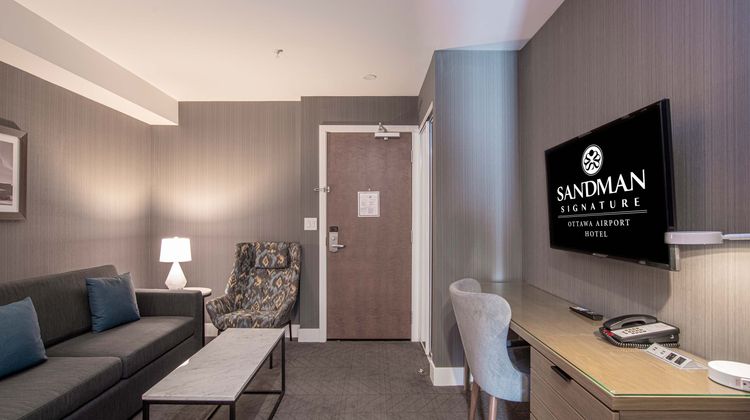 Sandman Signature Ottawa Airport Hotel Suite