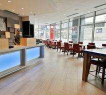 Holiday Inn Express/Stes Holland Tunnel Lobby