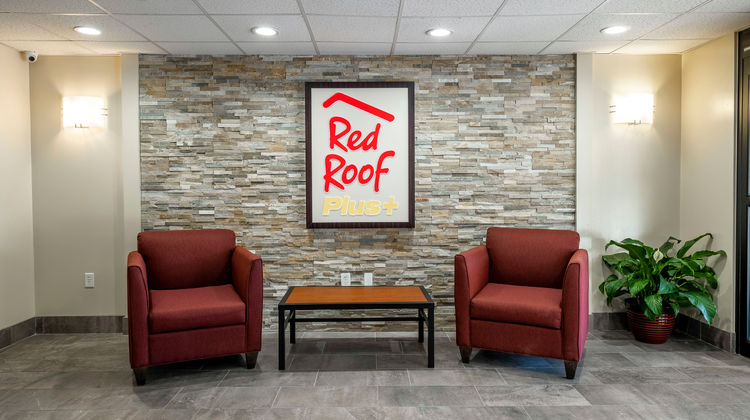 Red Roof PLUS+ Tuscaloosa - University Lobby