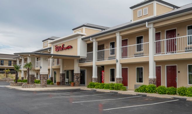 Red Roof Inn & Suites Calhoun Exterior