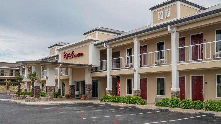 Red Roof Inn & Suites Calhoun Exterior