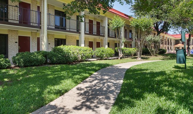 Red Roof PLUS+ Dallas - Addison Exterior