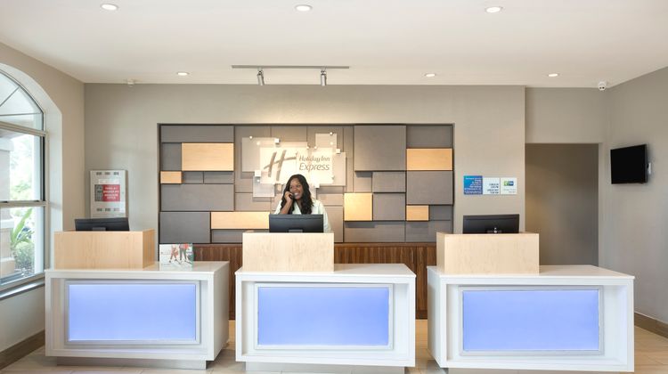 Holiday Inn Express/Suites South LBV Lobby