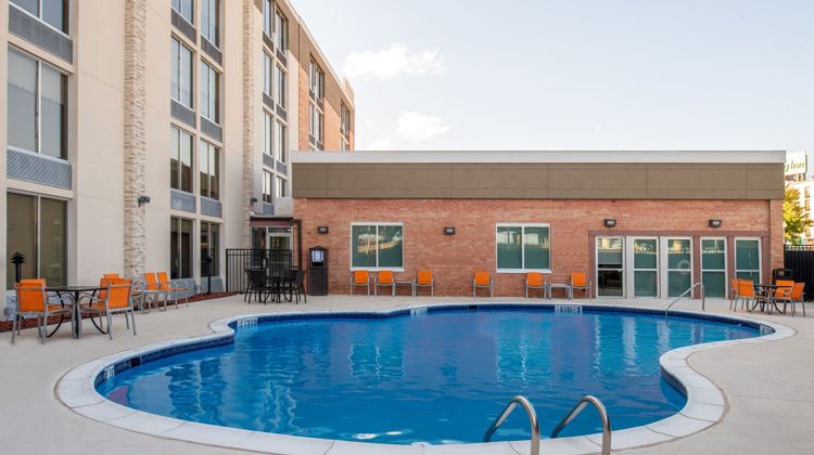 Holiday Inn Express & Suites Downtown Pool