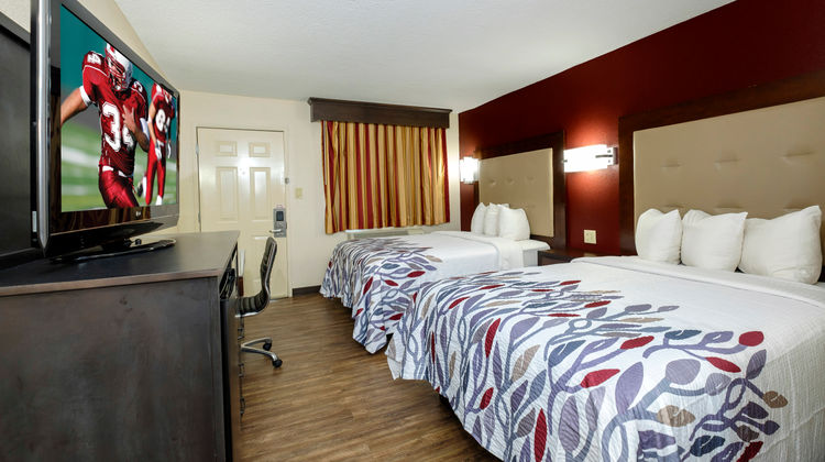 Red Roof Inn Columbus, MS Room