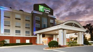 Holiday Inn Express Hotel & Suites