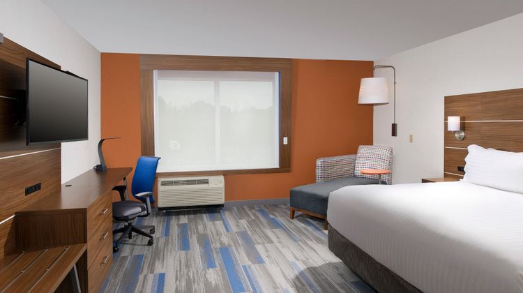 Holiday Inn Express & Suites Airport Room