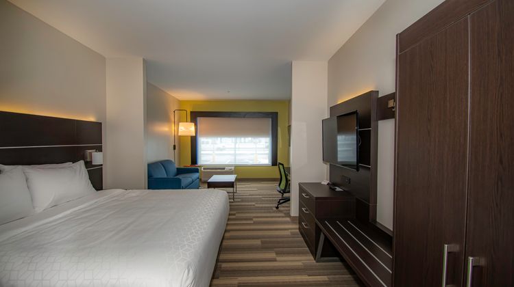 Holiday Inn Express & Suites Tonawanda Suite