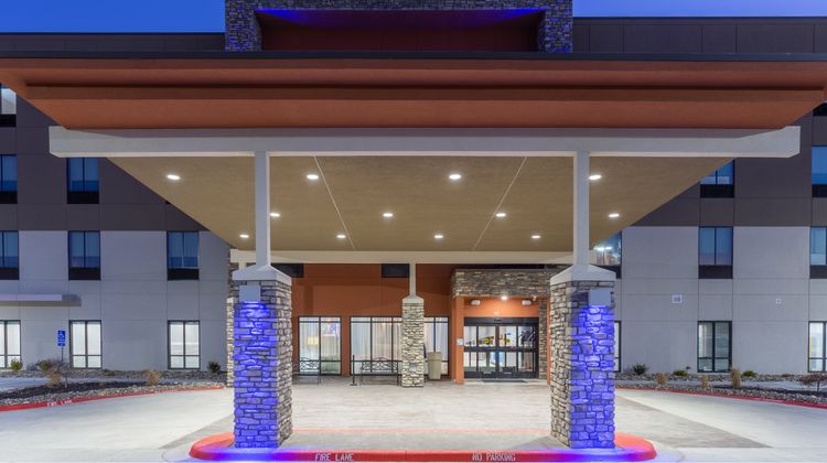 Holiday Inn Express & Suites Kearney Exterior