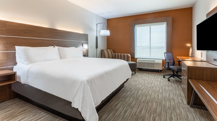 Holiday Inn Express & Suites Kearney Room