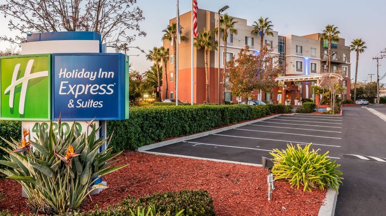 Holiday Inn Express & Suites Fremont Exterior