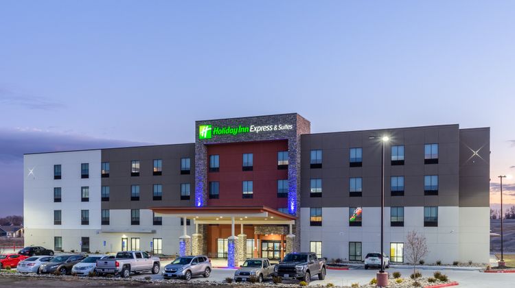 Holiday Inn Express & Suites Kearney Exterior