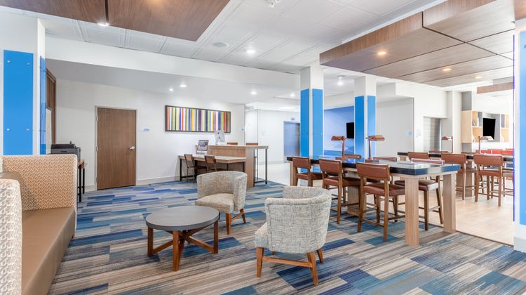 Holiday Inn Express & Suites Kearney Lobby