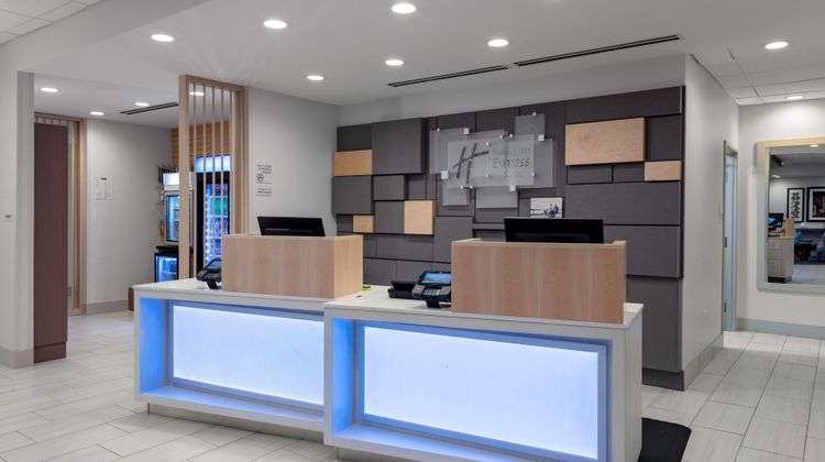 Holiday Inn Express/Stes West-Medical Pk Lobby