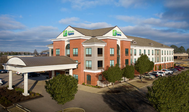 Holiday Inn Express & Suites Exterior