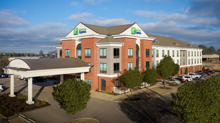 Holiday Inn Express & Suites Exterior