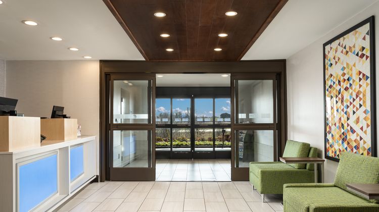 Holiday Inn Express & Suites Exterior