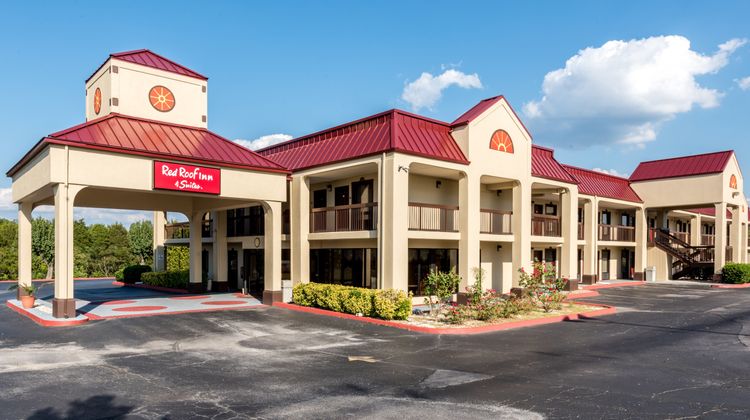 Red Roof Inn & Suites Clinton, TN Exterior