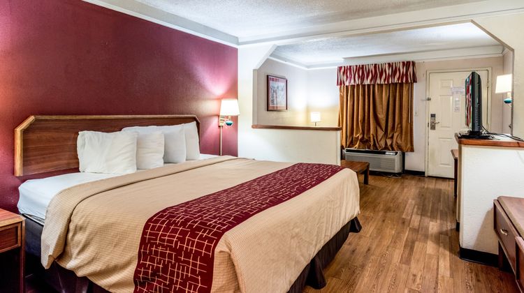 Red Roof Inn & Suites Clinton, TN Room