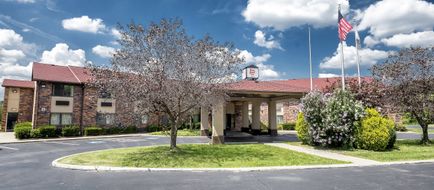 Red Roof Inn & Suites Hermitage Exterior