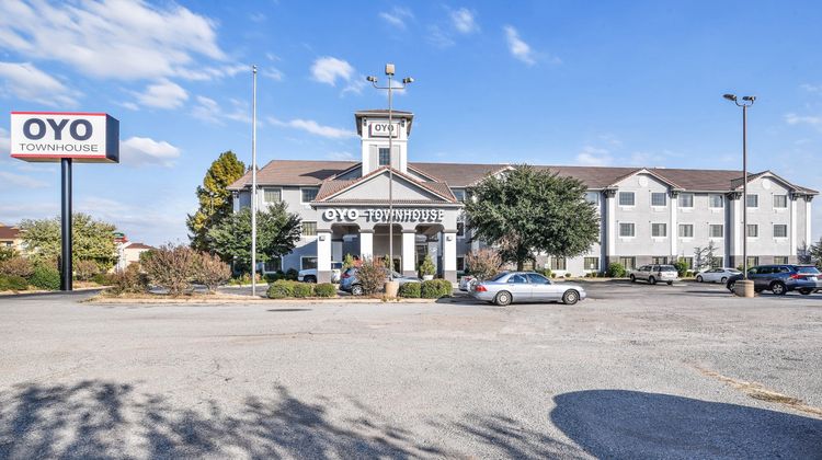 OYO Townhouse Oklahoma City Airport Exterior