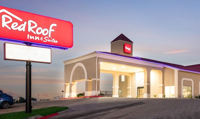 Red Roof Inn & Suites Austin East-Manor Exterior