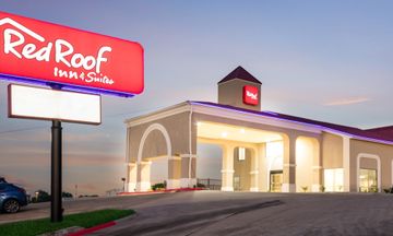 Red Roof Inn & Suites Austin East-Manor