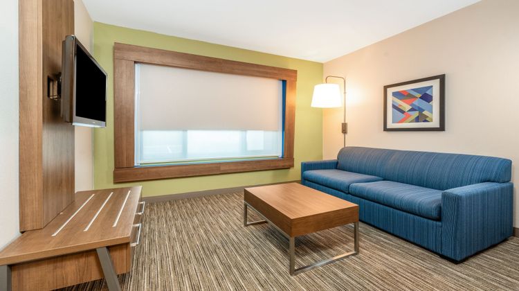 Holiday Inn Express & Suites Fremont Room