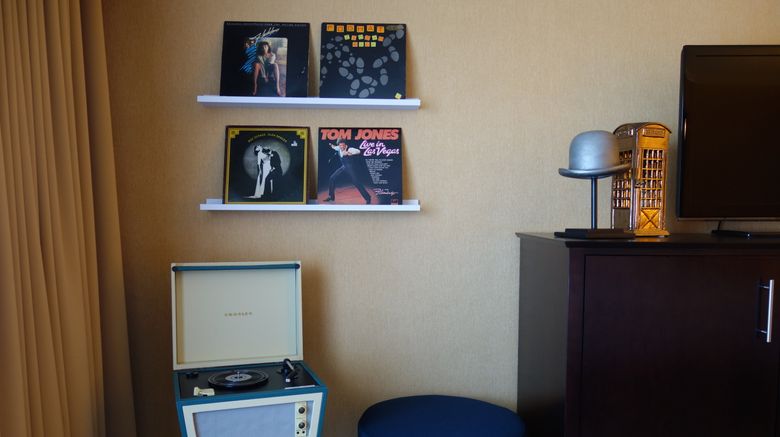 <b>The Dylan at SFO Room</b>. Images powered by <a href="https://leonardo.com/" title="Leonardo Worldwide" target="_blank">Leonardo</a>.