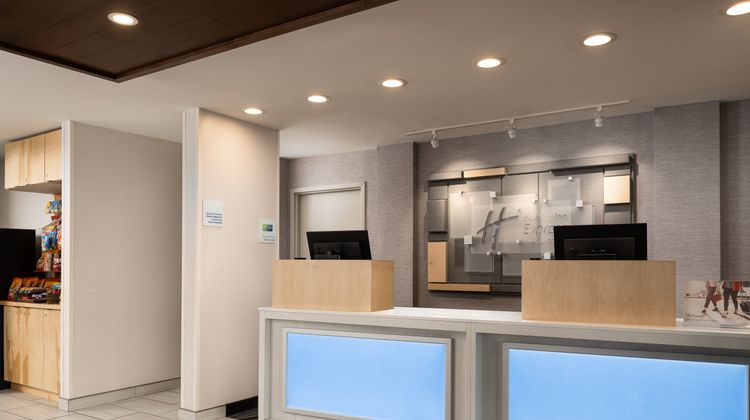 Holiday Inn Express & Suites Lobby