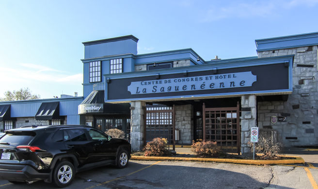 La Sagueneenne Hotel & Congress Center Exterior