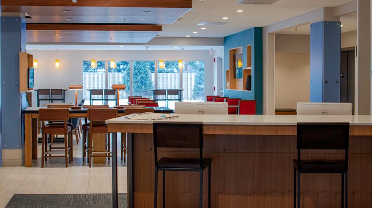 Holiday Inn Express & Suites Tonawanda Lobby