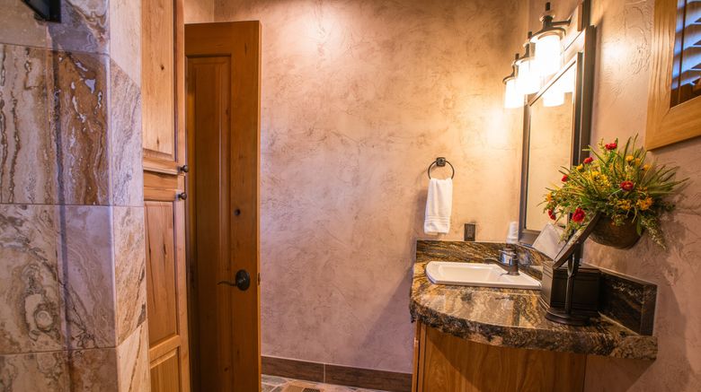 <b>Cougar Ridge Lodge Room</b>. Images powered by <a href="https://www.leonardoworldwide.com/" title="Leonardo Worldwide" target="_blank">Leonardo</a>.